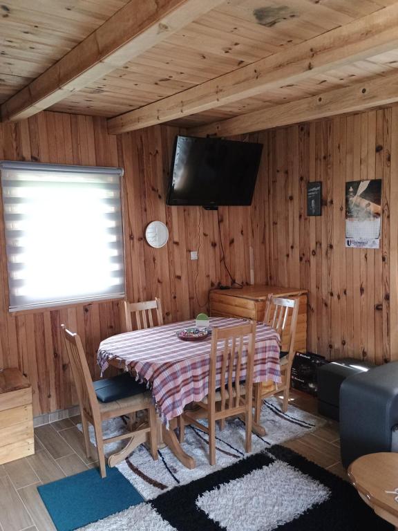 TV a/nebo společenská místnost v ubytování Vikendica "Tošić"