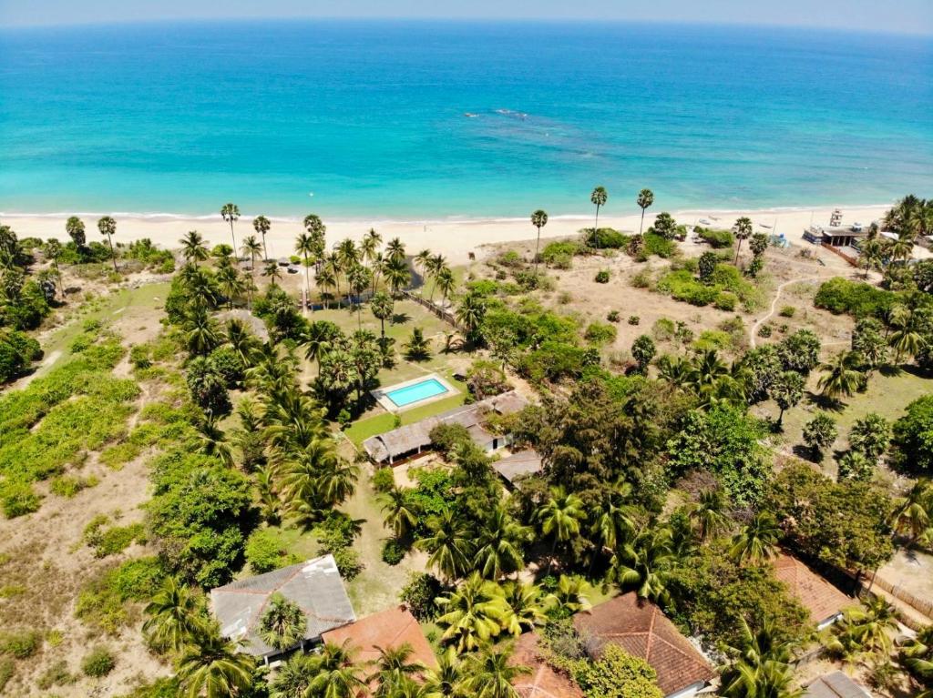 uma vista aérea de um resort com a praia em 108 Palms Beach Resort em Triquinimale