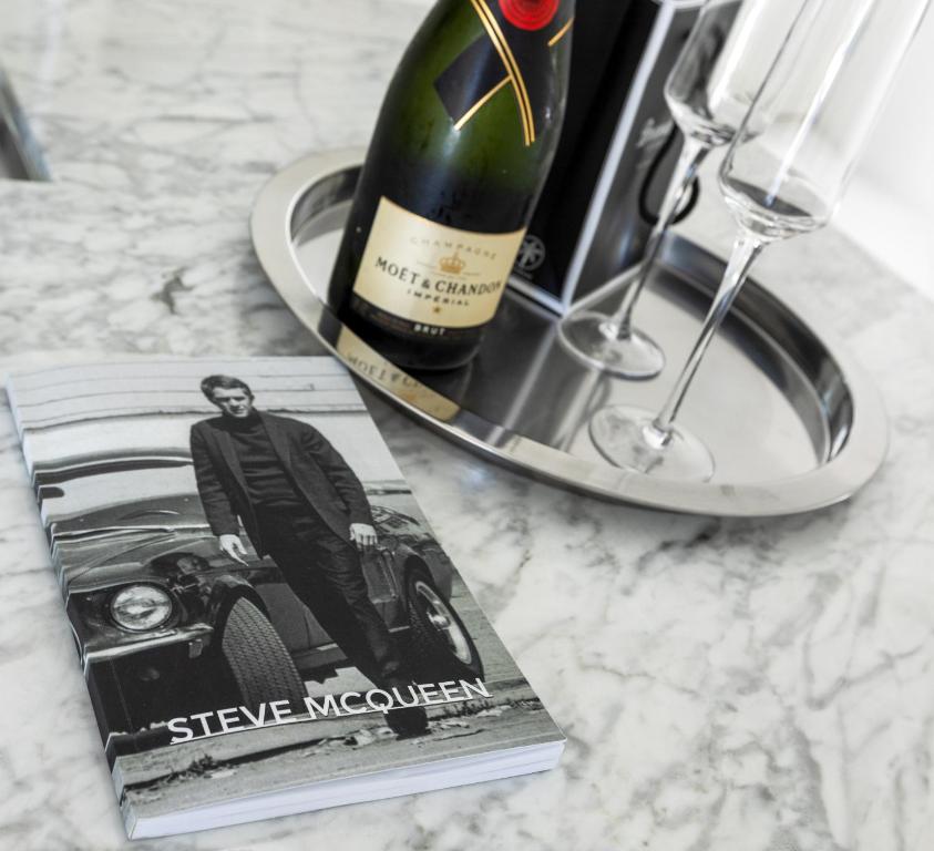 Getränke in der Unterkunft Former Steve McQueen’s home