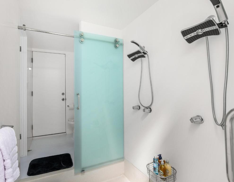 Ein Badezimmer in der Unterkunft Former Steve McQueen’s home