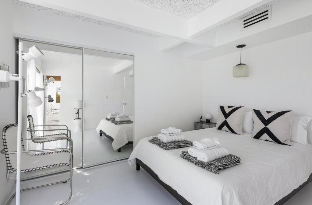 Ein Bett oder Betten in einem Zimmer der Unterkunft Former Steve McQueen’s home