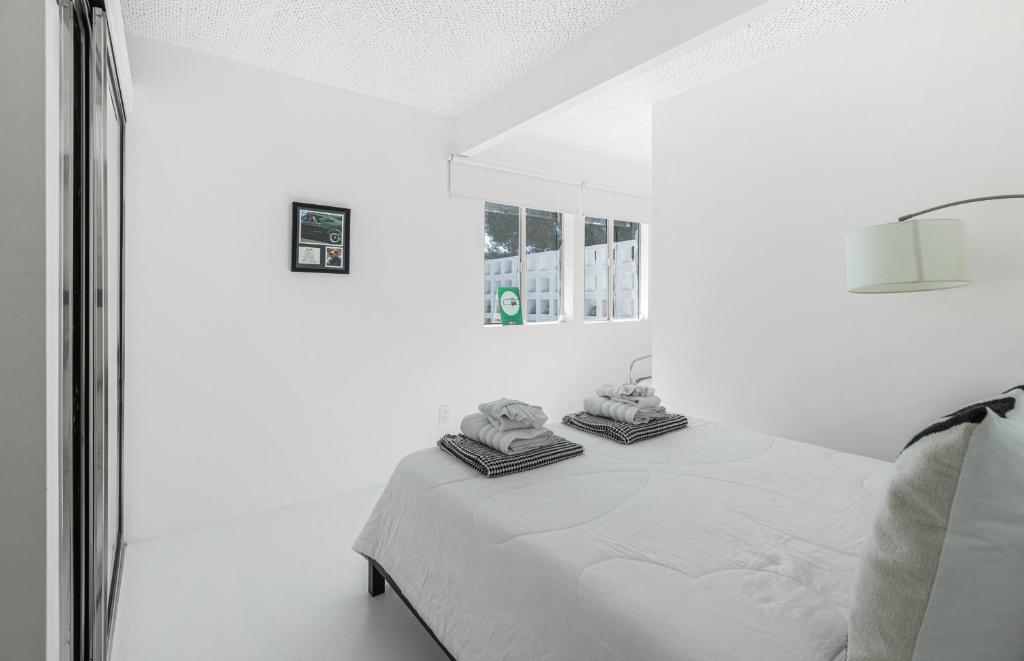 Ein Bett oder Betten in einem Zimmer der Unterkunft Former Steve McQueen’s home