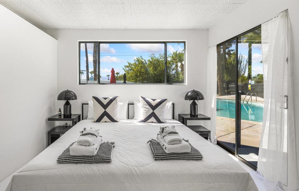 Ein Bett oder Betten in einem Zimmer der Unterkunft Former Steve McQueen’s home