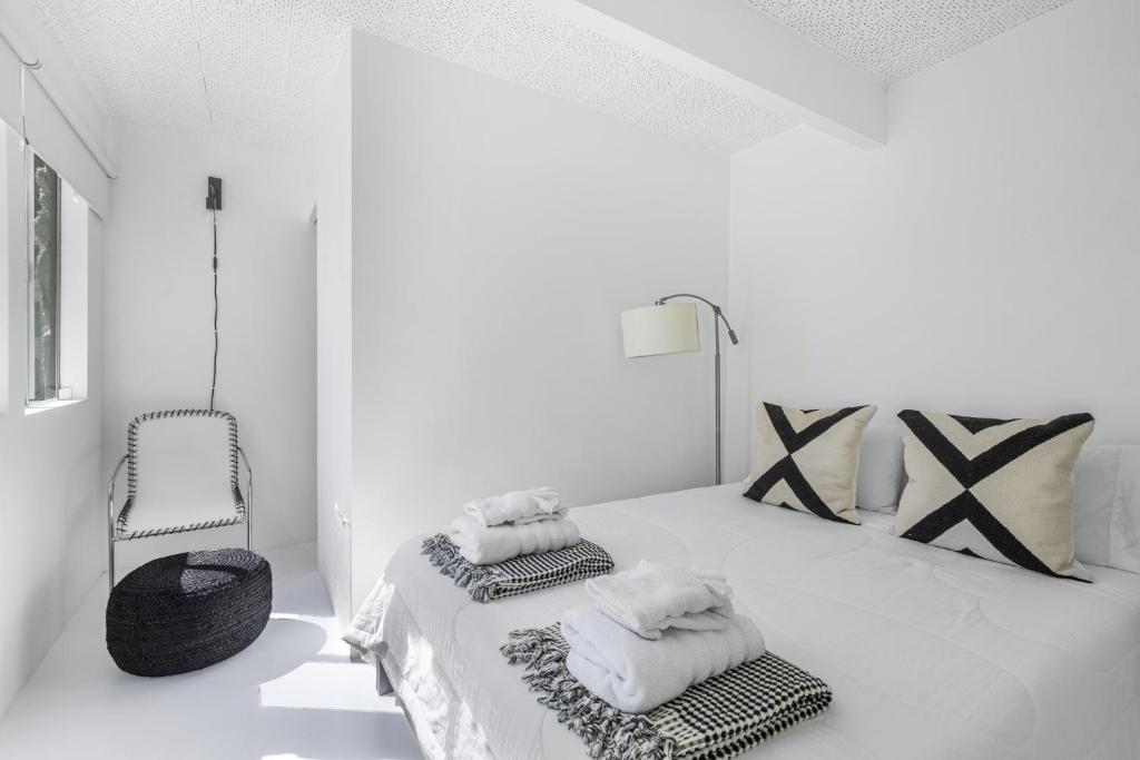 Ein Bett oder Betten in einem Zimmer der Unterkunft Former Steve McQueen’s home