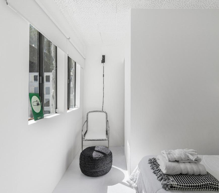 Ein Bett oder Betten in einem Zimmer der Unterkunft Former Steve McQueen’s home