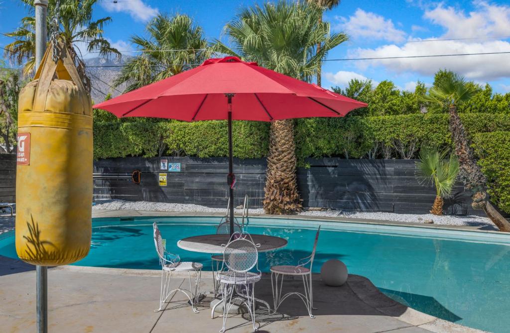Der Swimmingpool an oder in der Nähe von Former Steve McQueen’s home