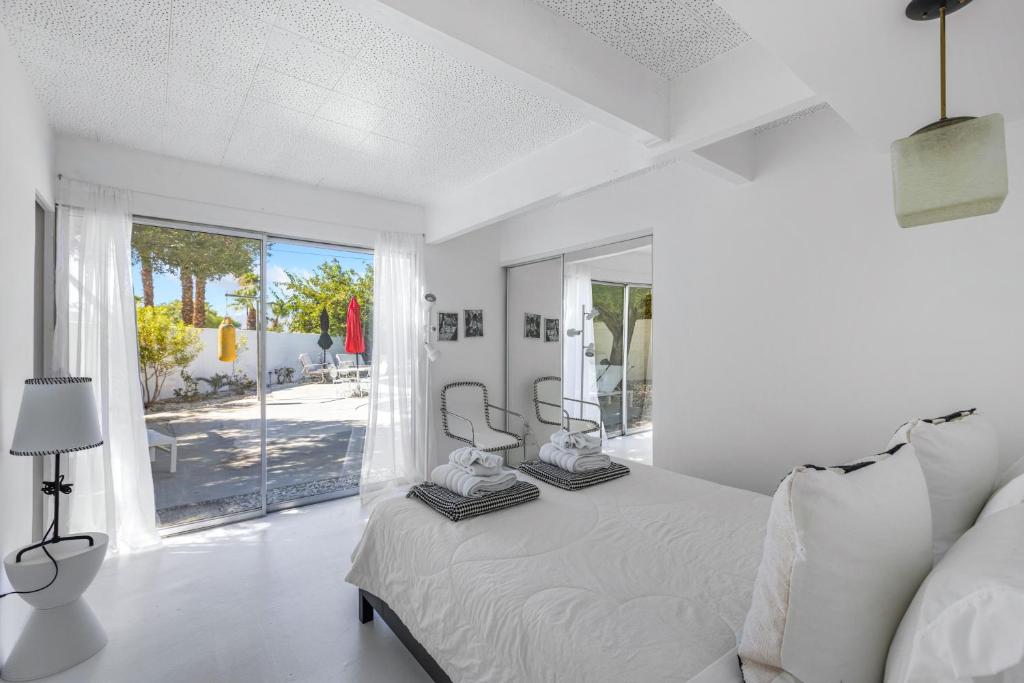 Ein Bett oder Betten in einem Zimmer der Unterkunft Former Steve McQueen’s home
