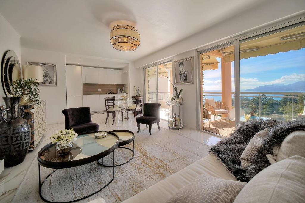 un salon avec un canapé et une table dans l'établissement Somptuous 2 bedroom fully renovated with panoramic sea view, à Cannes