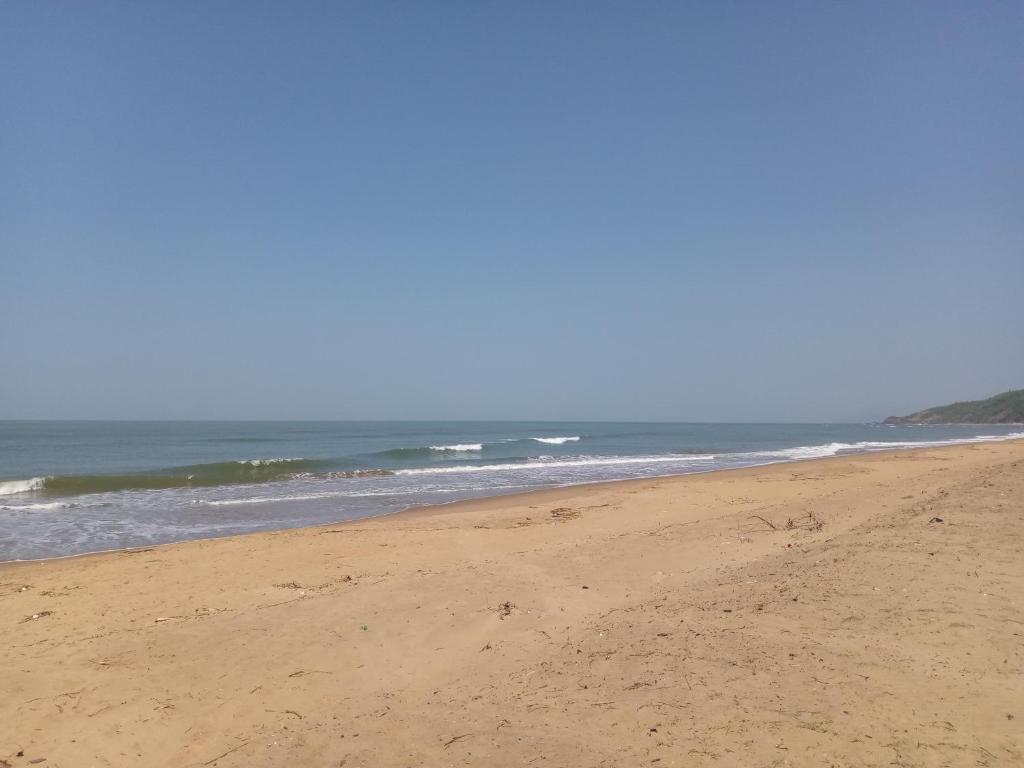 uma praia vazia com o oceano ao fundo em Gopal beach house em Karwar