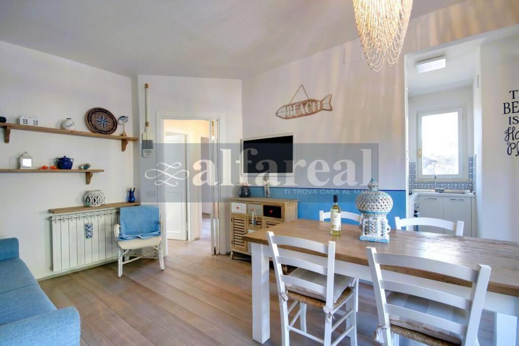 uma sala de jantar e sala de estar com mesa e cadeiras em Giglio em Castiglione della Pescaia