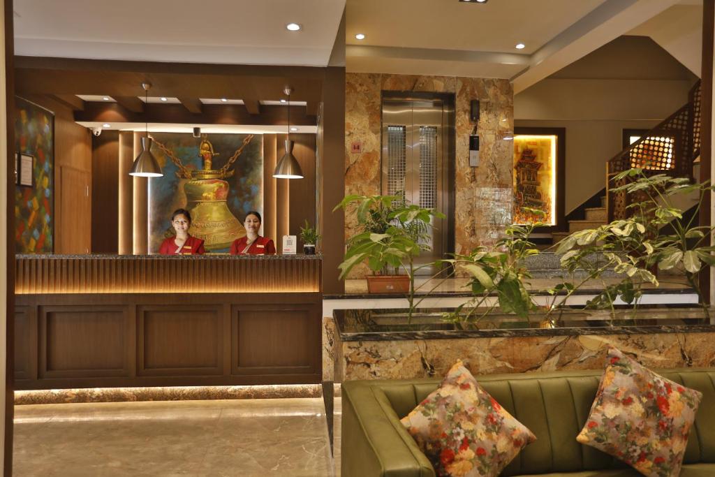 Lobbyen eller receptionen på Lakhey Hotel