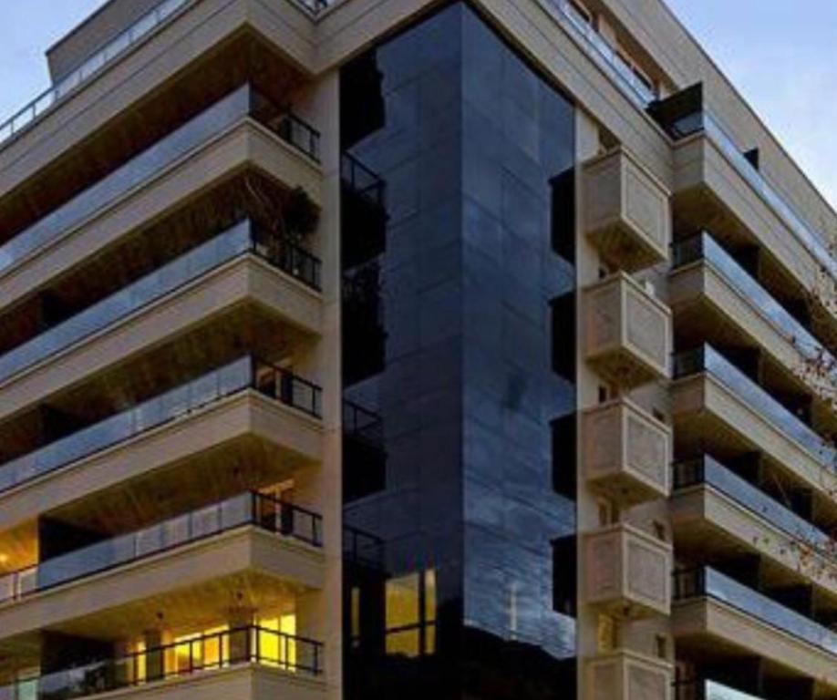 a tall apartment building with its lights on at Hermoso depto con amenities en Belgrano in Buenos Aires