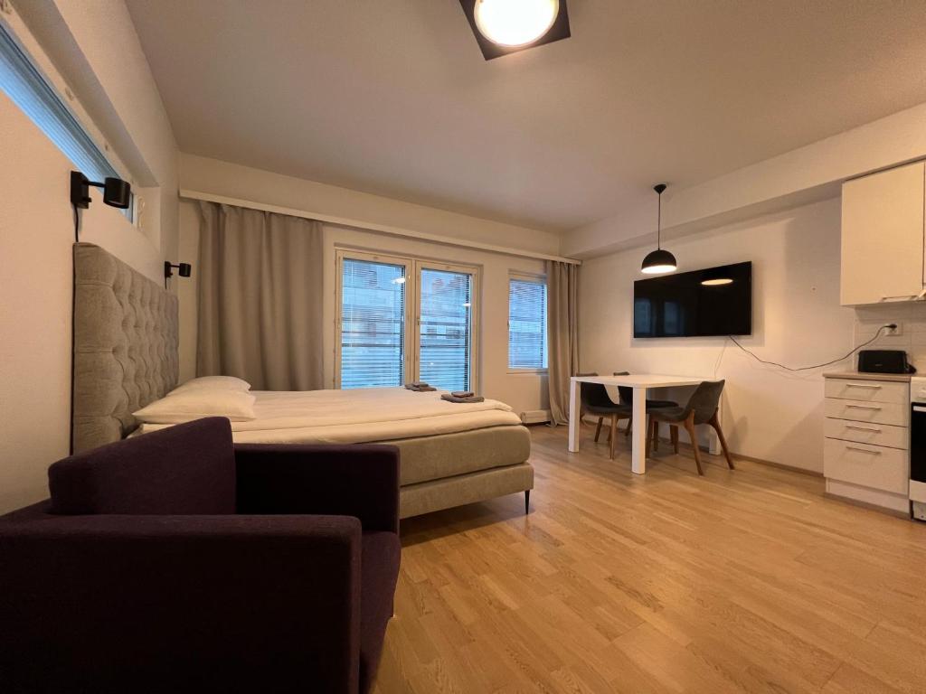 1 dormitorio con 1 cama y 1 mesa en una habitación en Saunallinen keskustayksiö ja ilmainen yksityinen parkkipaikka en Turku