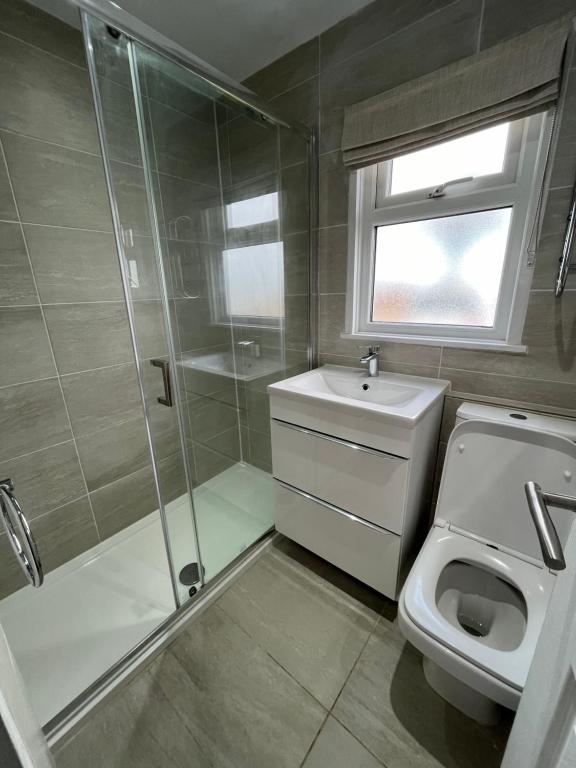 a bathroom with a shower and a toilet and a sink at 141 -Two bed Chalet on Sunbeach Holiday Park - Sleeps 6, pet friendly, FREE pool and entertainment passes included - plus WiFi with bedding and towels included - only 300m from the beach! in Scratby