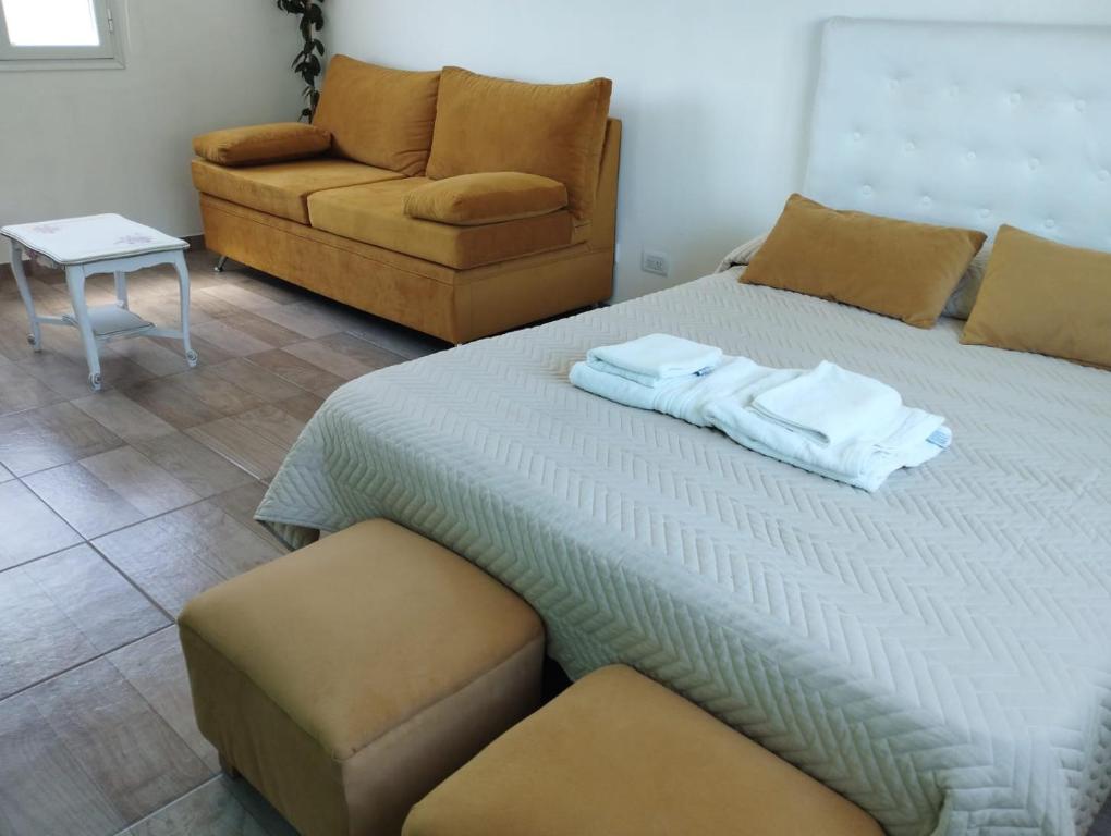 1 dormitorio con 1 cama y 1 sofá en Esmeralda en Mar del Plata