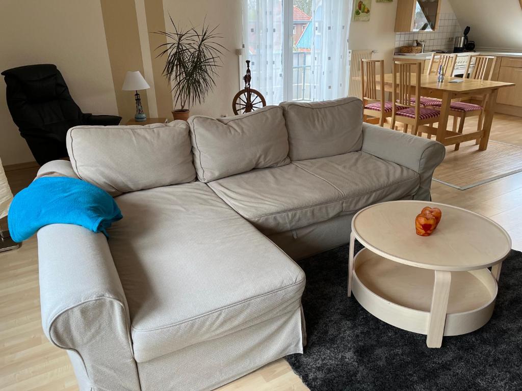 ein Wohnzimmer mit einem Sofa und einem Tisch in der Unterkunft Ferienwohnung am Selenter See in Selent