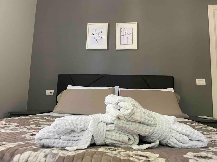 een witte deken op een bed in een slaapkamer bij Cucchiari Suite 2 Tipo in Modena