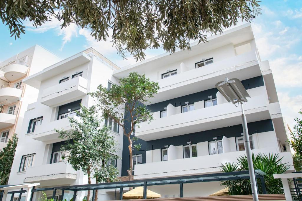 una imagen de un edificio de apartamentos blanco en Celia Residence, en Atenas