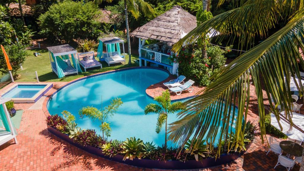 an overhead view of a swimming pool in a resort at Barracuda Eco Resort Búzios in Búzios