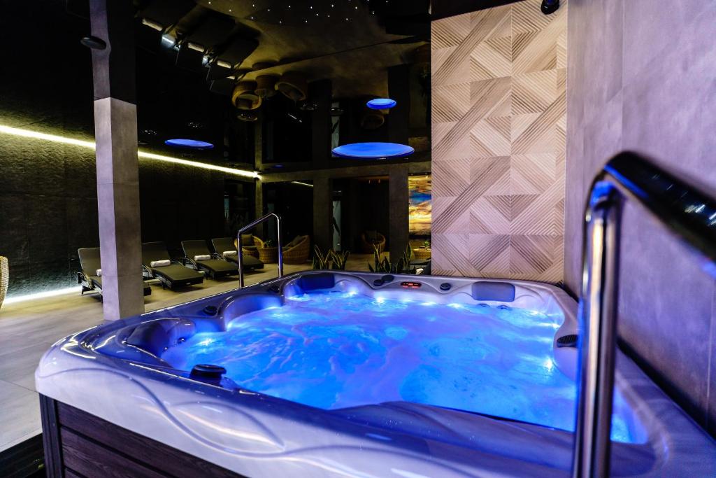 Apartamenty Złote Piaski Sylwester i Święta pakiety na pobyty في ياستراوبيا جورا: حمام مع حوض أزرق في الغرفة