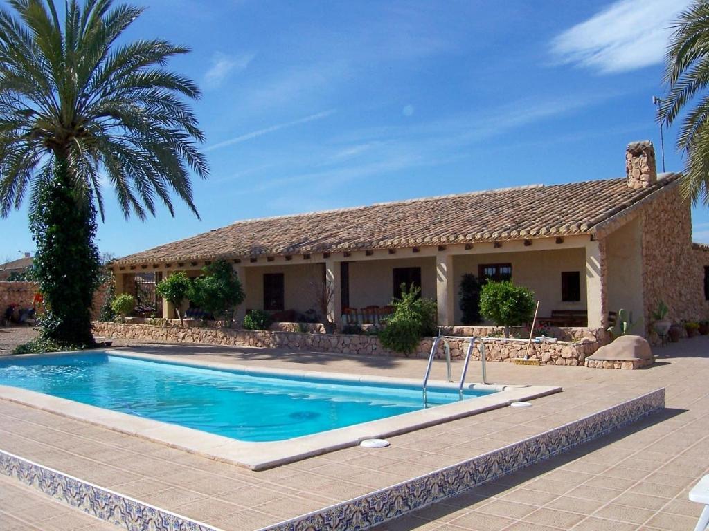uma villa com piscina em frente a uma casa em Country Rural Retreat With Private Swimming Pool. em Fuente Alamo