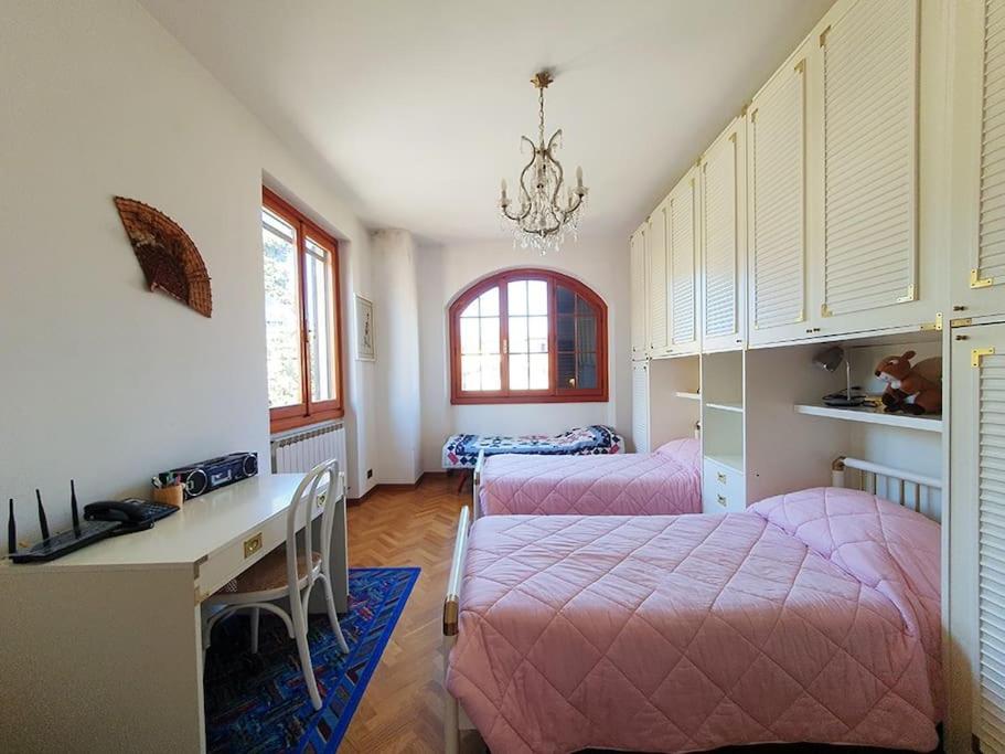 um quarto com 2 camas e uma secretária. em Casa di Laura in Chianti - large & charming house (host 7 people) em Moncioni