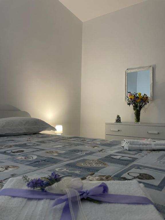 Un dormitorio con una cama con flores. en La Casa di Nonna en Lamezia Terme