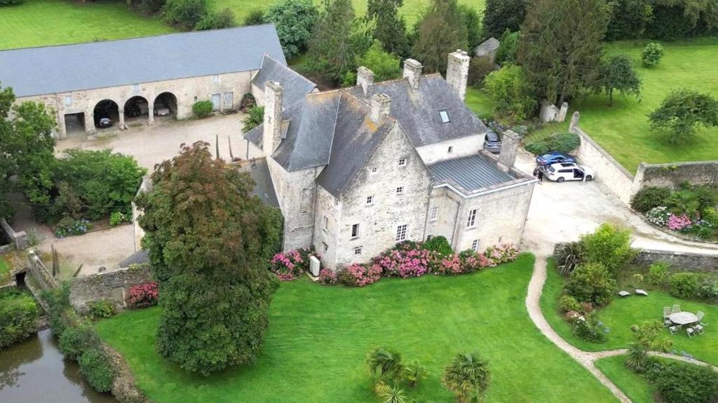 una vista aérea de una mansión con un coche aparcado delante en Manoir De Savigny, en Valognes