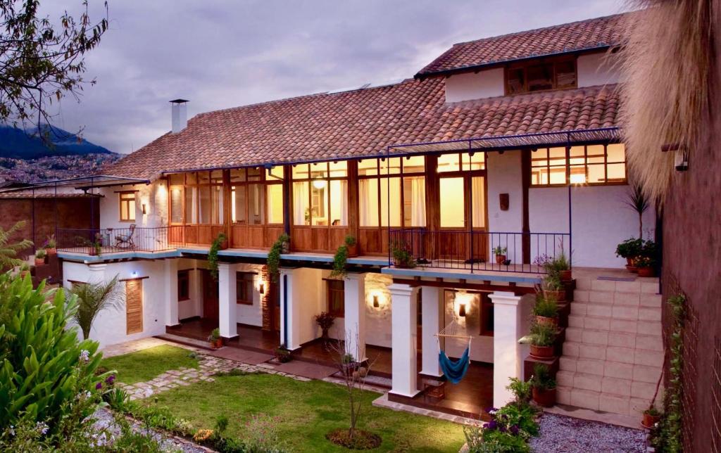 een groot huis met veel ramen bij Wantara Suites in Quito