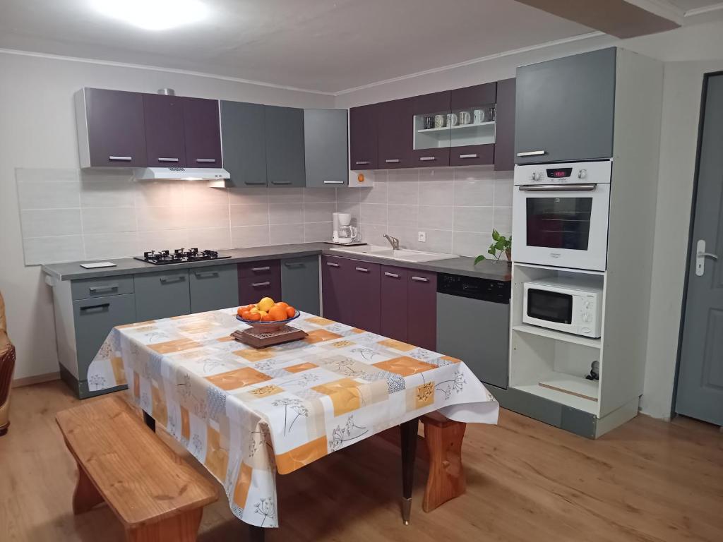 Kuchyň nebo kuchyňský kout v ubytování La Bergerie de Lavernhe
