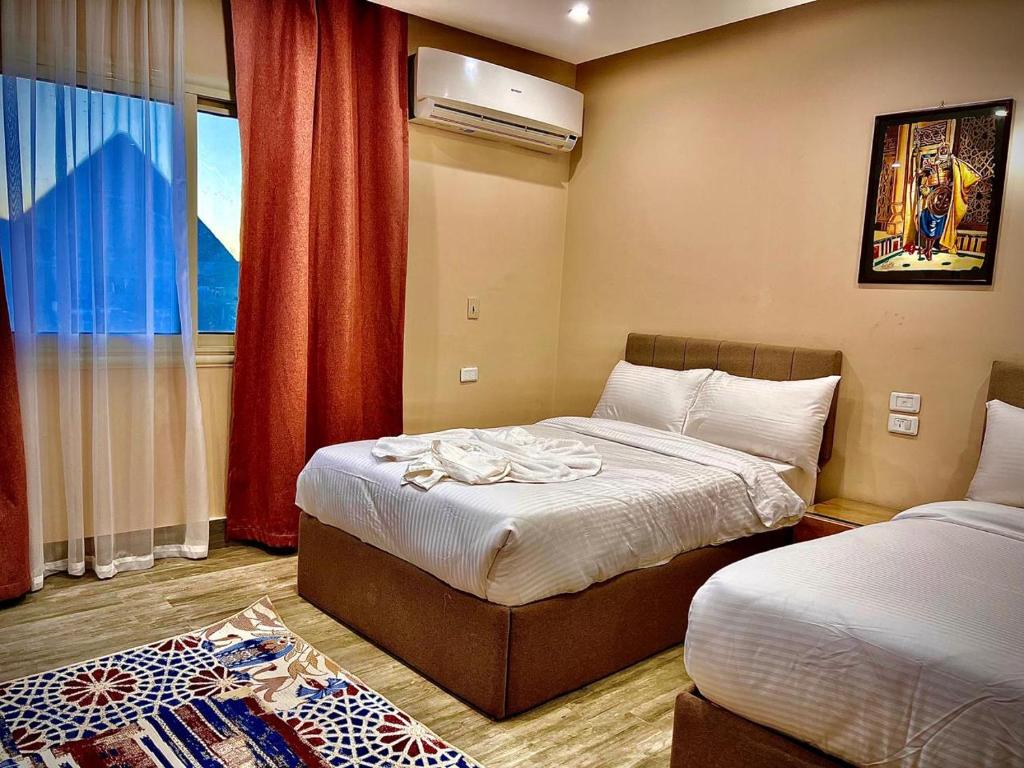 Postel nebo postele na pokoji v ubytování Pyramids Hotel