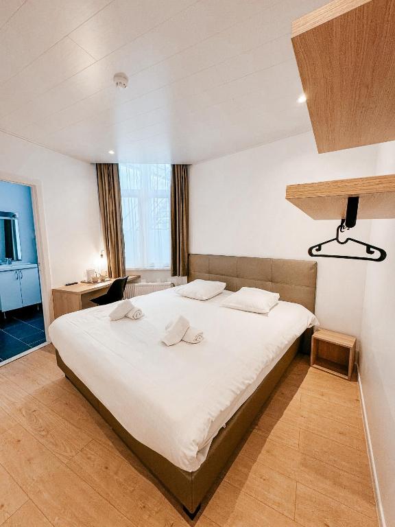Postel nebo postele na pokoji v ubytování Alpha Hotel