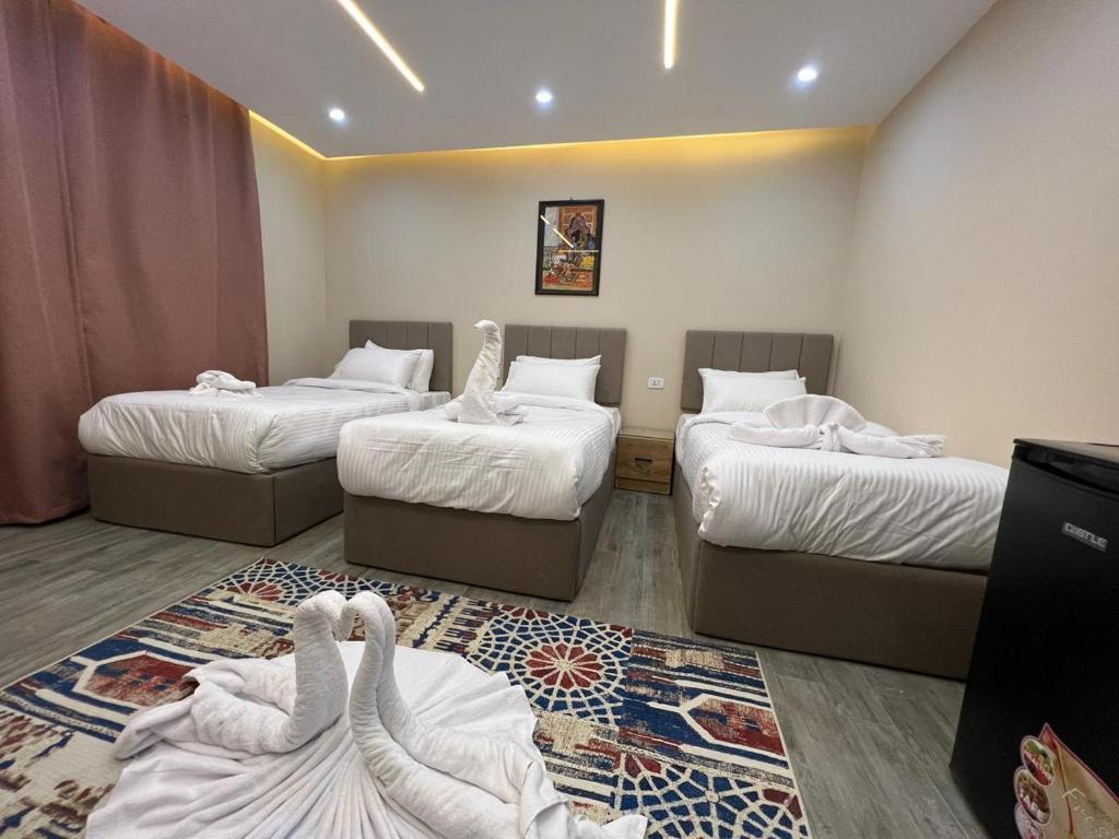Postel nebo postele na pokoji v ubytování Pyramids Hotel