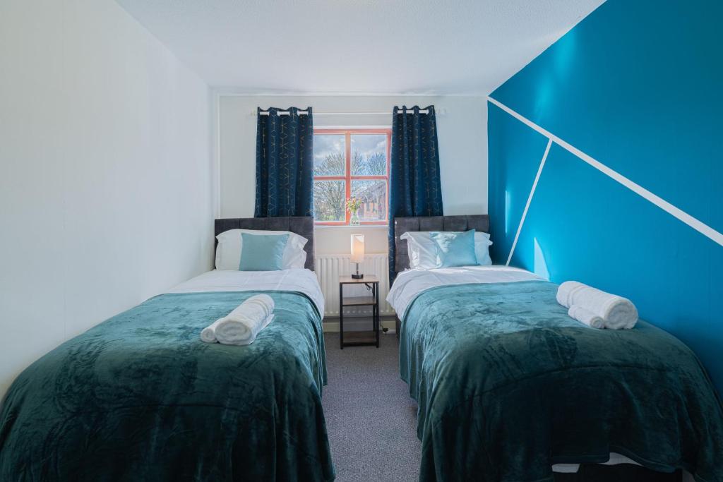 Ліжко або ліжка в номері 5 bed house in Banbury with Free Parking