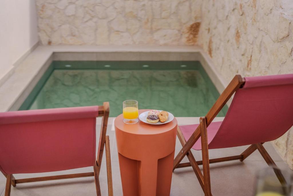 Bazén v ubytování Sugarwhite Suites with Private not Heated Pool nebo v jeho okolí