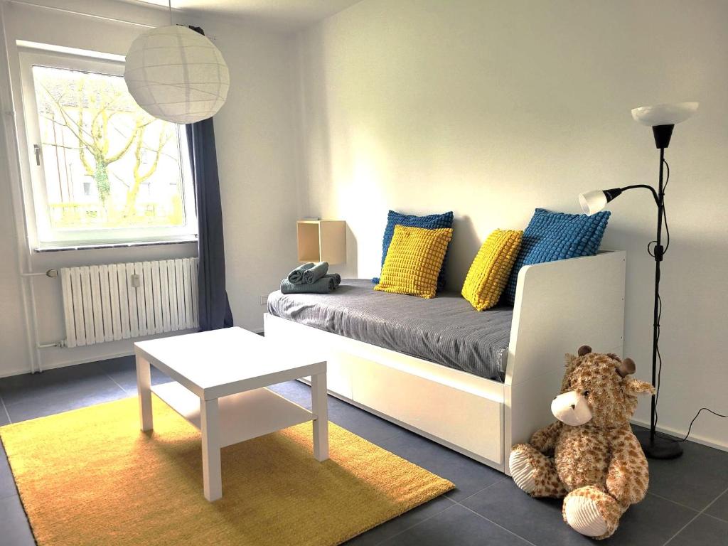 a small bedroom with a bed with a teddy bear at Get-your-flat - FeWo, 2 Zr Kü & Traum-Retro-Bad, cosy & super sweet, bis zu 4 Pers, stadtnah & ruhig, Hund auf Anfrage, in Bochum