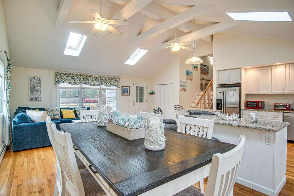 Η κουζίνα ή μικρή κουζίνα στο 2 Mi to Beach East Falmouth Home with Game Room