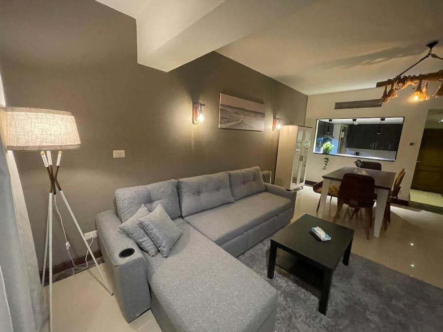 Posezení v ubytování Brand new duplex in Porto Cairo