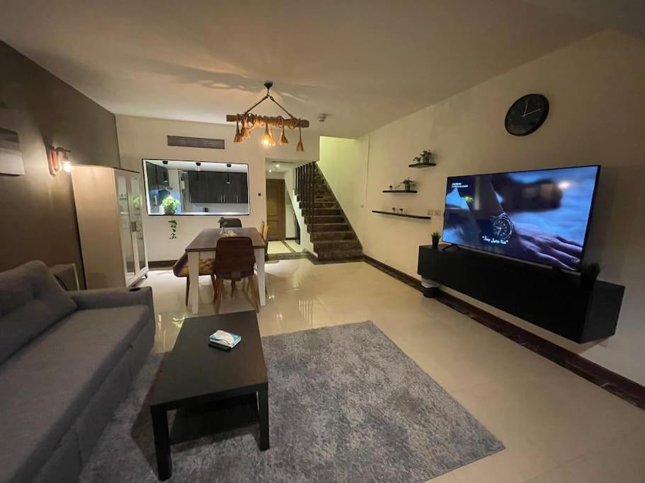 TV a/nebo společenská místnost v ubytování Brand new duplex in Porto Cairo