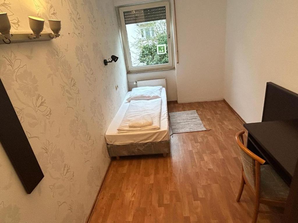 Habitación pequeña con cama y ventana en WestEnd#102, en Frankfurt