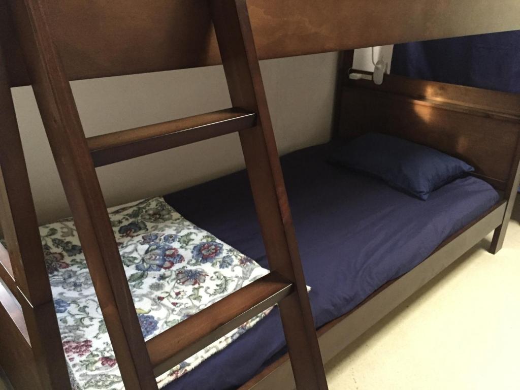ein paar Etagenbetten mit einem kleinen Bett in der Unterkunft Shimaotoya - Vacation STAY 39964v 
