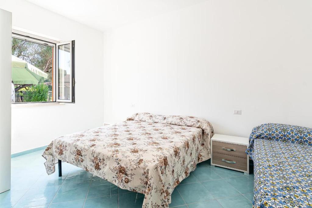 Ce lit se trouve dans un dortoir doté d'une table et d'une fenêtre. dans l'établissement Casa Vacanze Villa Anna, à Palinuro