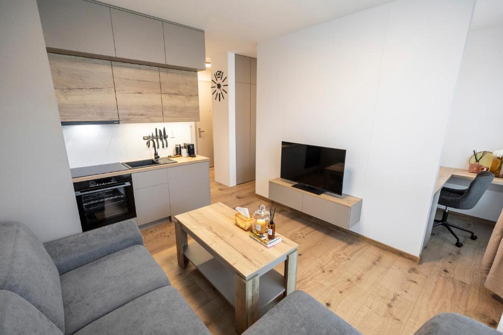 Kuchyň nebo kuchyňský kout v ubytování ALURE RESIDENCES 5 & 24h self check-in, private parking in front of the apartment building included, new building, the apartment building has its own park with a lake and outdoor fitness, children's playground, CITY CENTER