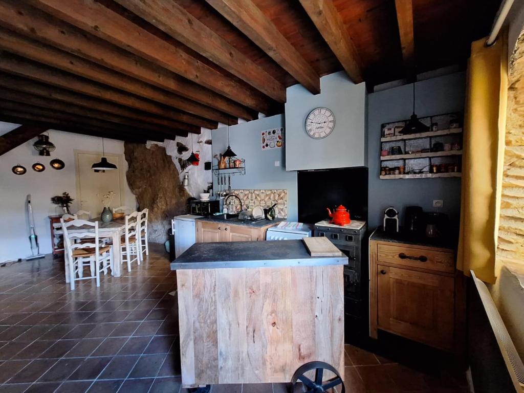 a kitchen with a wooden island in a room at Maison Galiléo in Ria