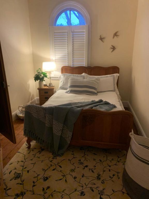 uma cama num quarto com uma janela e uma roupa de cama. em Albany house em Birmingham