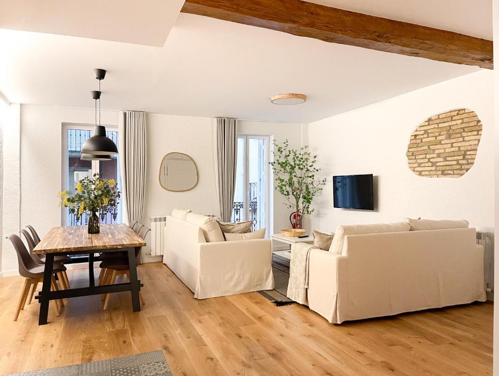 - un salon avec deux canapés blancs et une table dans l'établissement Increíble, amplio, cómodo y céntrico apartamento, à Pampelune