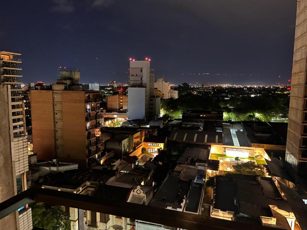 vista sulla città di notte di Mirador Feluz a San Miguel de Tucumán
