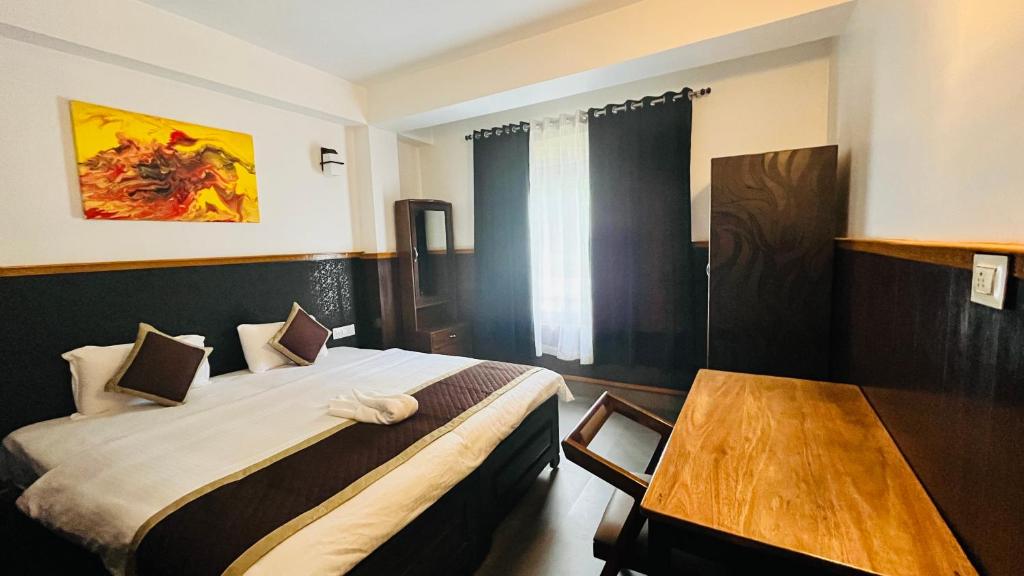 Habitación de hotel con cama y mesa en House of Nomad, en Gangtok