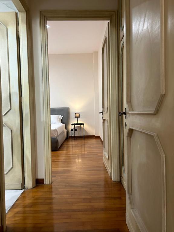un couloir avec un lit et une porte ouverte dans l'établissement Lux apartment San Paolo, à Rome