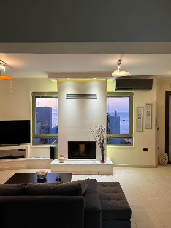 ハニア・タウンにあるSeaty Luxury apartmentのソファと暖炉のあるリビングルーム